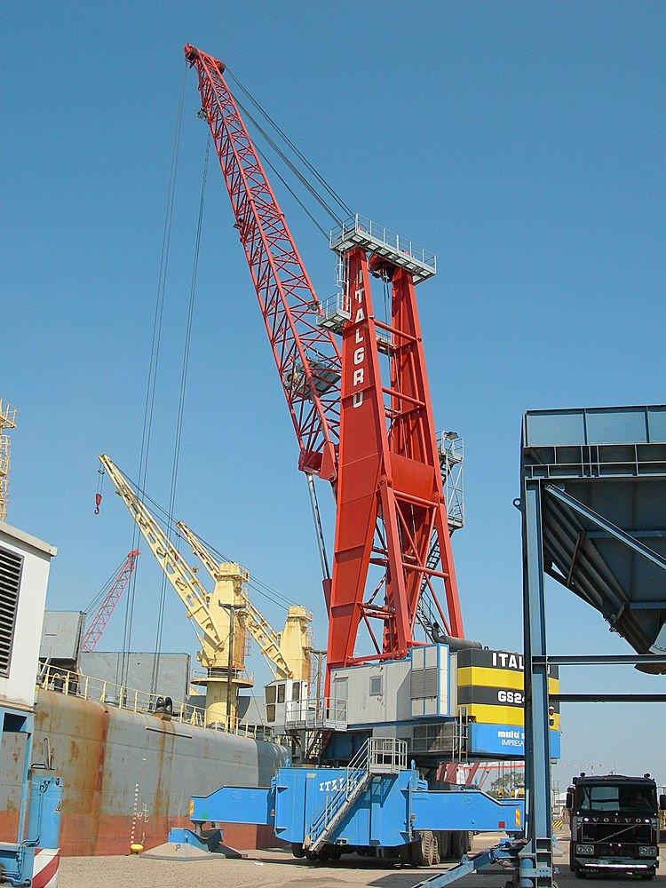 self-propelled harbor crane