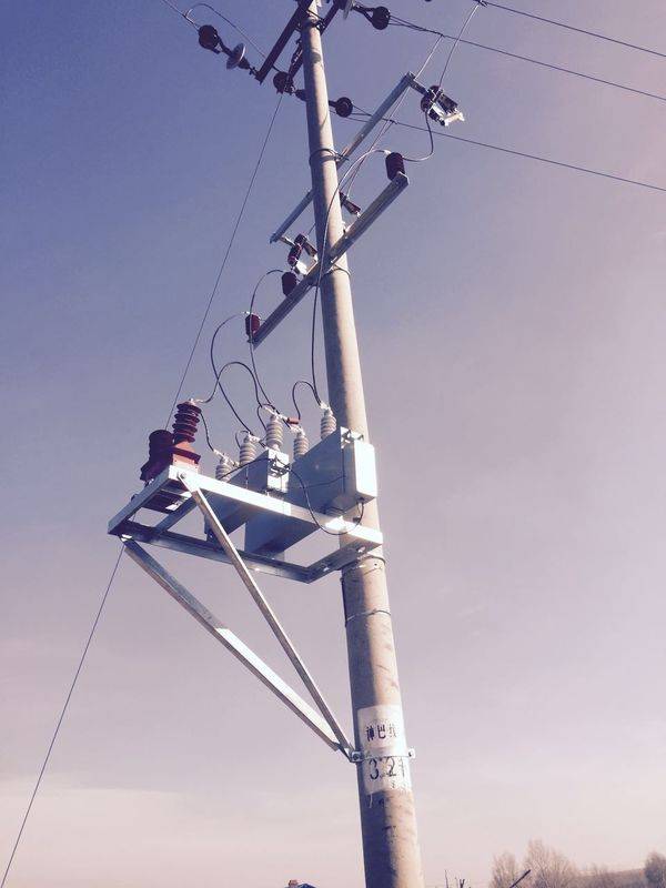 أجهزة تعويض الطاقة التفاعلية عالية الجهد المُثبَّتة على القطب من النوع GWBH