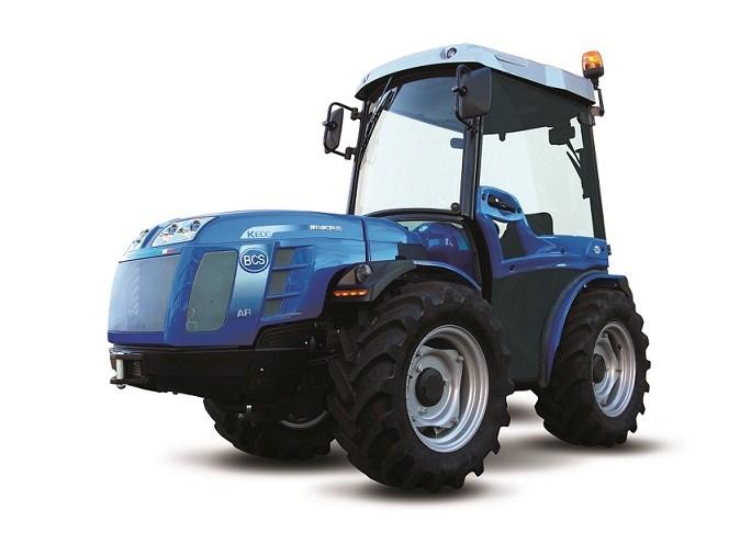 INVICTUS系列四轮拖拉机