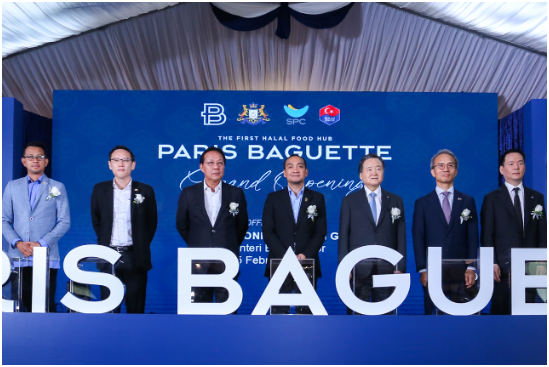 SPC 集团董事长 Hur Young-in（右三）、柔佛州州长 Onn Hafiz Bin Ghazi（中）以及其他公司和地方政府官员于周二合影，庆祝马来西亚柔佛州新烘焙工厂的建设。最右边是 SPC 总裁 Hur Jin-soo。（SPC 集团）