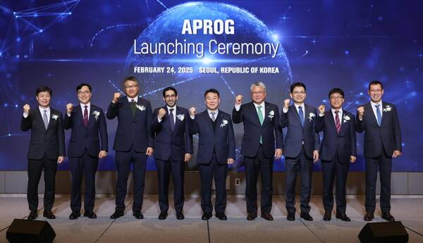 24日,韩国水电核电正式启动全球首个国际核电组织“APR业主集团”。图为韩华解决方案技术副总裁李尚敏(左五)等与会国内外嘉宾合影留念