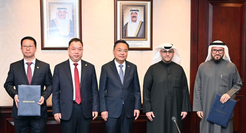 2025年3月3日,科威特市政国务大臣兼住房国务大臣阿卜杜勒·拉蒂夫·米沙里(右二)、中国驻科威特大使张建伟(中)、中国葛洲坝集团国际工程有限公司董事长刘怀良(左二)在科威特哈瓦利省住房福利局出席基础设施建设合同签字仪式。中国葛洲坝集团有限公司周一与科威特住房福利局签署了两份总价值5.57亿美元的重大合同。合同涵盖位于首都科威特城西南约25公里的南萨阿德·阿卜杜拉新城的道路网络、基础设施、灌溉水库和变电站的建设和维护。(新华社阿萨德摄)