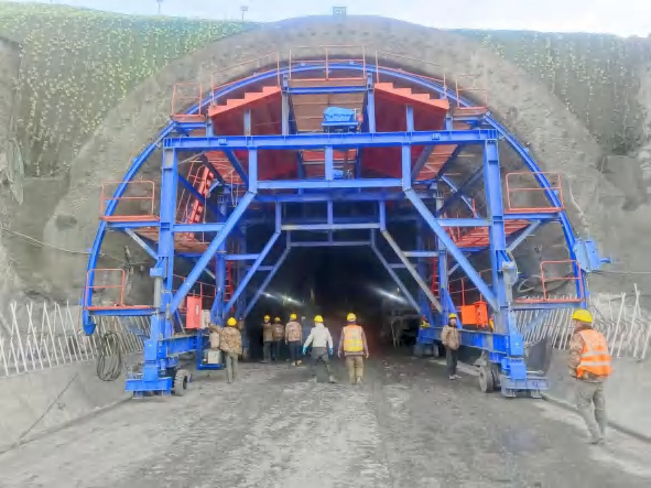 自动防水板铺挂台车