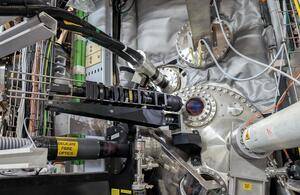 英国原子能管理局卡勒姆校区 MAST 升级机上的诊断设备正在测量等离子体内部的磁场 - 图片来源:英国原子能管理局