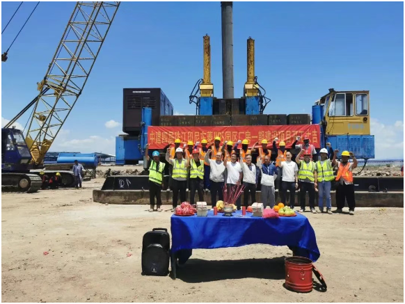 ▲开工仪式现场,南方设计院代表朱永辉所长(前排右四)出席仪式