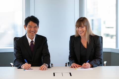 住友金属矿业董事、常务执行董事兼矿产资源部总经理 Hideyuki Okamoto 与力拓铜业首席执行官 Katie Jackson 在珀斯签署 Winu 合资协议。