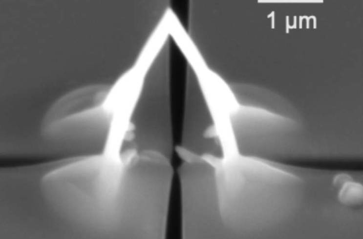 采用直写3D纳米打印技术沉积的三维超导纳米结构(纳米桥)的扫描电子显微镜图像