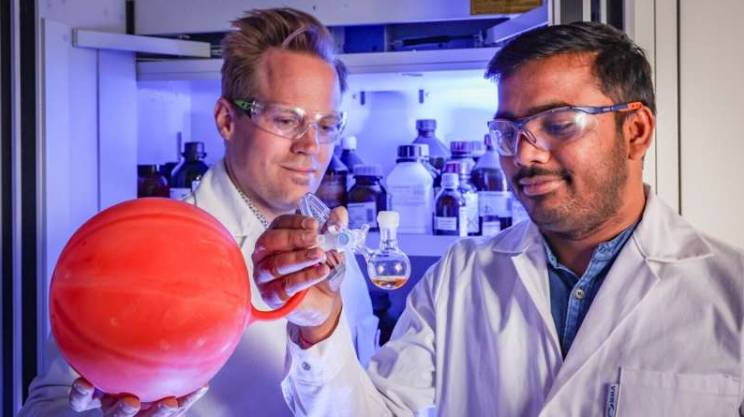 开姆尼茨工业大学有机化学系主任 Johannes Teichert 教授和 Mahadeb Gorai 博士在实验室中研究了新开发的催化剂与气球中氢气进入反应溶液的反应