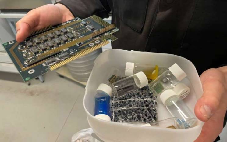 电子垃圾中含有贵金属，可以用可回收的脂肪酸安全地溶解和分离，无需使用腐蚀性物质