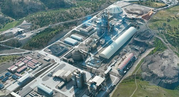 5月12日,航拍位于伊拉克库尔德地区首府埃尔比勒市的伊拉克DCCP日产6000吨水泥熟料生产线及电厂项目。 (水电四局供图)