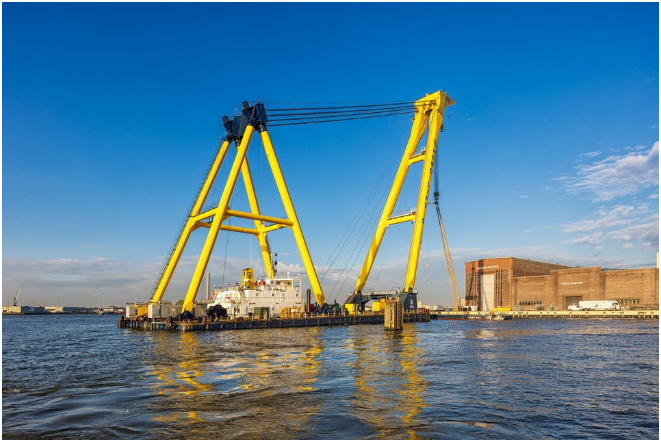 Hebo 浮式船腿起重机将用于安装新的钢制上层建筑,该建筑由比利时 Victor Buyck 钢厂制造。摄影:Paul Poels Fotografie