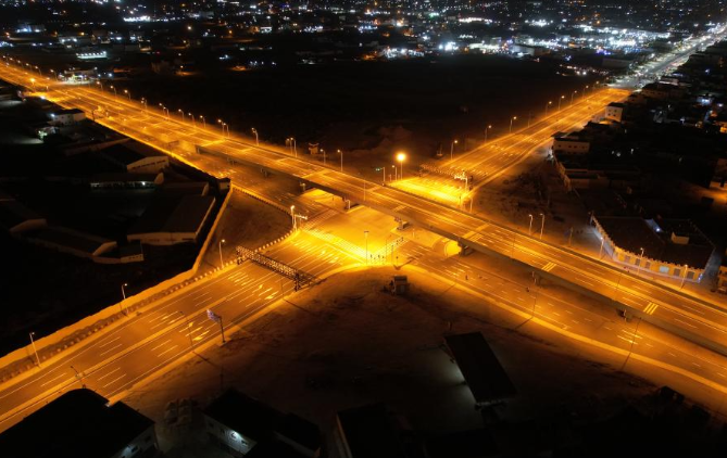 这是5月15日在毛里塔尼亚首都努瓦克肖特拍摄的中毛友谊立交桥(无人机照片)。新华社发(中国驻毛里塔尼亚大使馆供图)