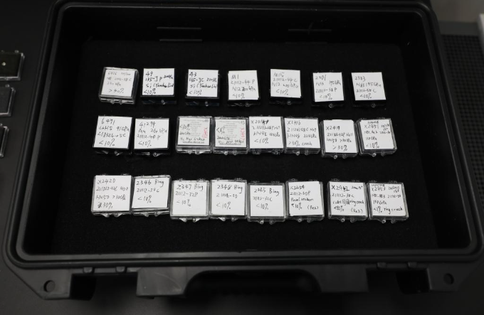 北京高压科学研究中心的实验室里，已完成实验并破碎的金刚石样品被编上号、贴上标签，保存起来。（受访者供图）