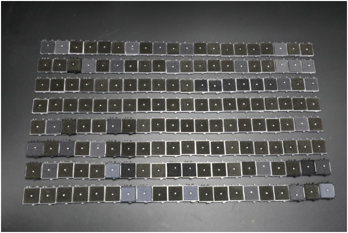 北京高压科学研究中心的实验室里，已完成实验的破碎金刚石样品被编上号、贴上标签，保存起来。图为打开盒盖后已完成实验的部分破碎金刚石样品。（受访者供图）