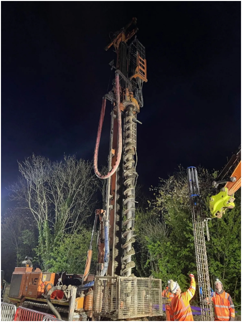 用于安装新龙门架基础的打桩机。图片来源:国家公路局和 Taylor Woodrow