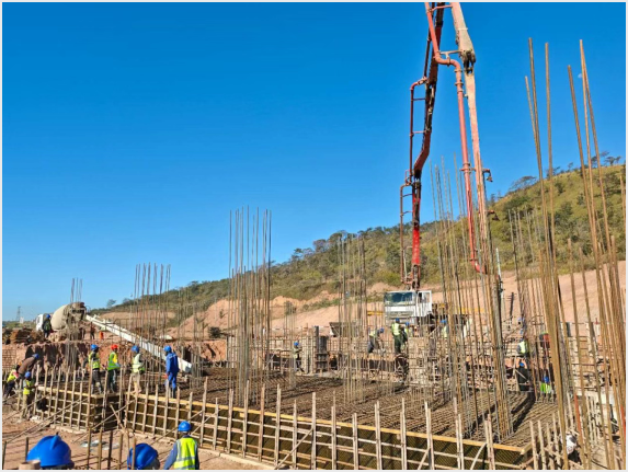 图为汽机岛筏板基础浇筑现场