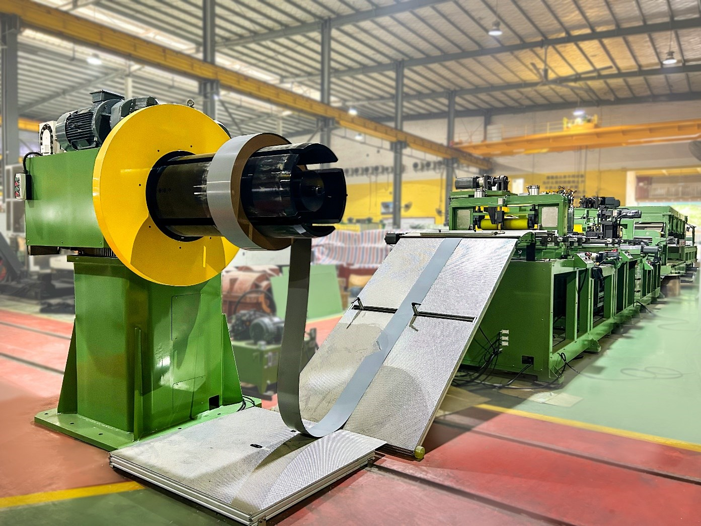 (1000-2214) Automatische Stapel- und Querschneideanlage mit zwei Scheren und sieben Stempeln