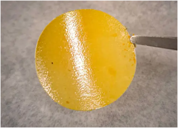 麻省理工学院工程师开发的膜，可根据分子大小过滤原油成分。  麻省理工学院官方网站