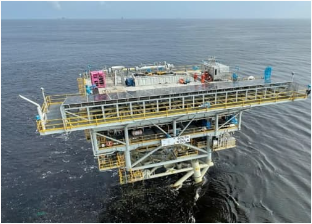 JCE Energy 的海上太阳能电池板安装。  Aquaterra 能源