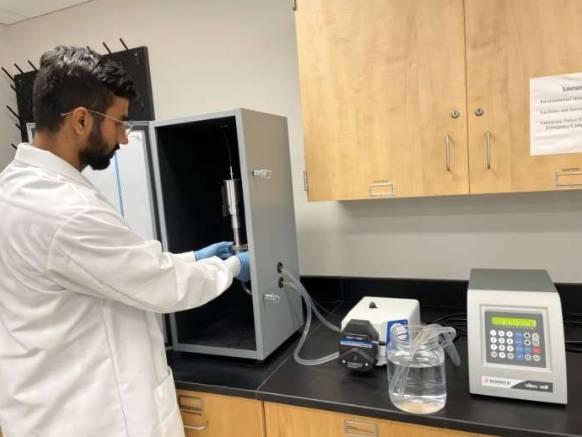 南达科他州立大学乳品与食品科学系前研究生、弗罗里达大学阿克希特 (FNU Akshit) 与圣地亚哥州立大学副教授马妮莎&middot;莫汉 (Maneesha Mohan) 密切合作，在乳制品处理设施中应用纳米气泡技术