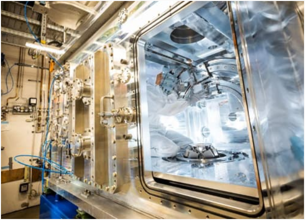 安装了 DiPOLE 100-X 的欧洲 XFEL 的 HED 仪器。Jan Hosan,欧洲XFEL
