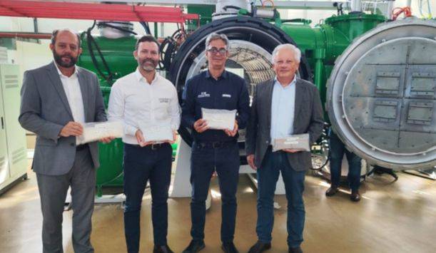 向 Lab Fab 磁铁工厂运送高纯度 Nd、Pr、Dy、Tb 氧化物:从左到右,Ronaldo Barquette(Invest Minas 总监)、Rafael Moreno(Viridis 首席执行官)、José Luciano(CIT SENAI 经理)、Klaus Peterson(Viridis 巴西国家经理)。