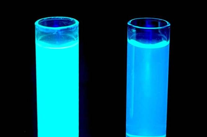 密苏里大学副教授加里&middot;贝克、皮尤尼&middot;伊什塔维拉博士及其团队研制出这种微小的粘土基材料，被称为荧光多离子纳米粘土