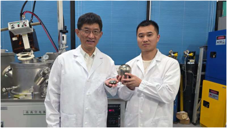 香港科技大学机械及航空航天工程学系孙庆平教授（左）和研究助理教授李乔（右）展示他们新研发的Ti₇₈Nb₂₂弹性合金。图片来源：香港科技大学