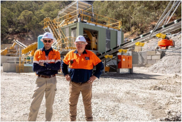 左图:TOMRA Mining 区域销售和技术经理 Gavin Rech 和 Vertex Minerals 执行主席 Roger Jackson。图片:TOMRA Sorting Solutions