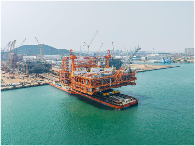 渤海油田最大海上油气平台——垦利10-2中心平台装船就位