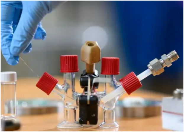 用电极和离子传导陶瓷膜改装的 H 电池，用于进行钠空气燃料电池实验。  格雷琴·埃特尔