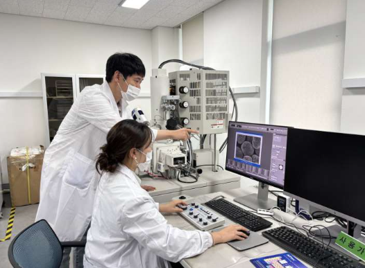 研究团队正在分析实验结果。图片来源：韩国能源研究院