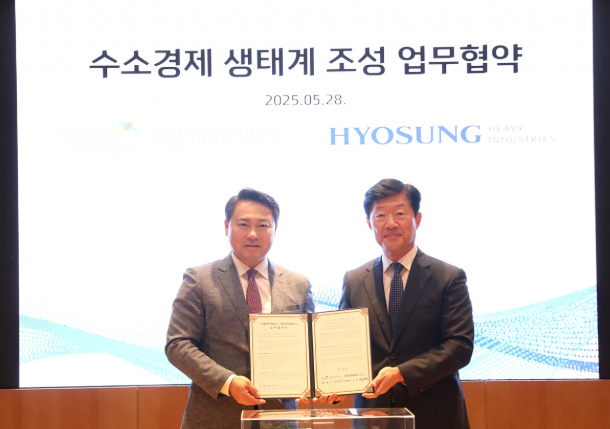 首尔能源公司代表黄宝妍(左)与晓星重工业代表禹泰熙签署液化氢基础设施建设技术开发业务协议后合影留念