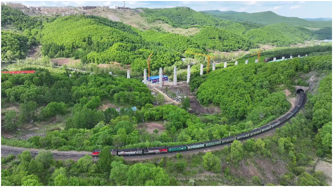 28日,正在进行改造工程的绥芬河隧道。(中国铁路哈尔滨局集团有限公司供图)