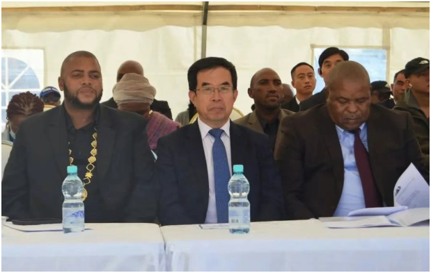 杨晓坤(中)在开工仪式现场