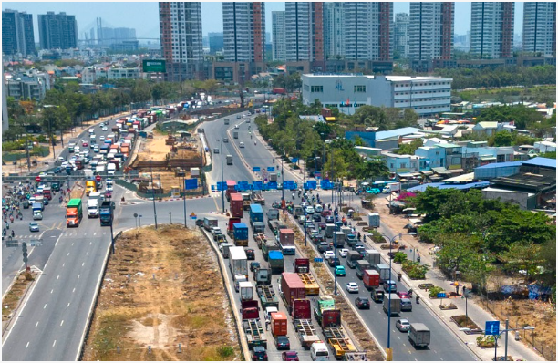 等待进入胡志明市 - 隆城 - 油桥高速公路安富路口的长队车辆 - 图片:Le Toan