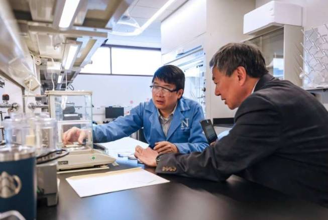 西北大学的研究人员 SonBinh Nguyen(左)和 Timothy Wei 合作研发了一种新型防水防油材料,该材料有望成为食品包装中有害塑料和有毒的全氟和多氟烷基物质(PFAS)的安全可行替代品