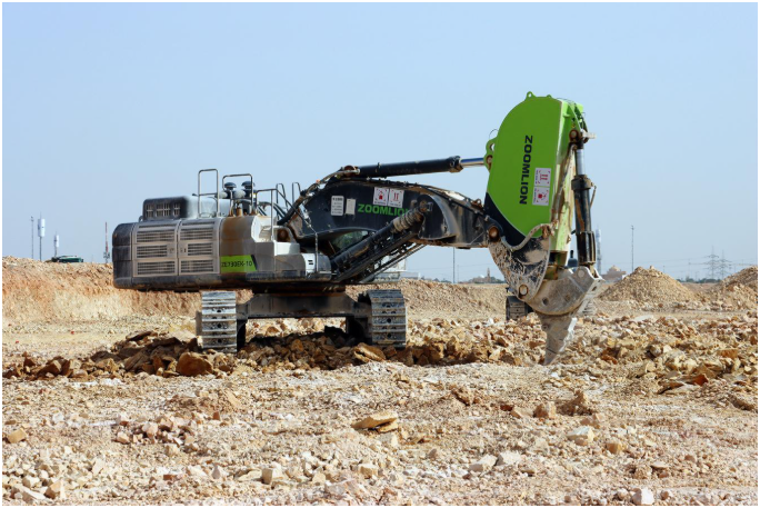 鹰钩机在进行施工作业。蔡昳漭 摄