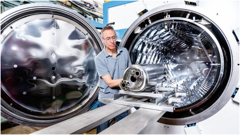 阿贡国家实验室物理学家迈克尔&middot;凯利将超导腔体装入大型熔炉。图片来源：阿贡国家实验室