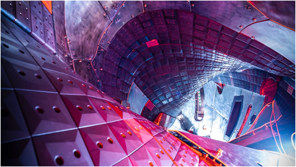 德国格赖夫斯瓦尔德温德尔斯坦7-X真空容器内部。(图片来源:Jan Hosan / 马克斯·普朗克等离子体物理研究所)