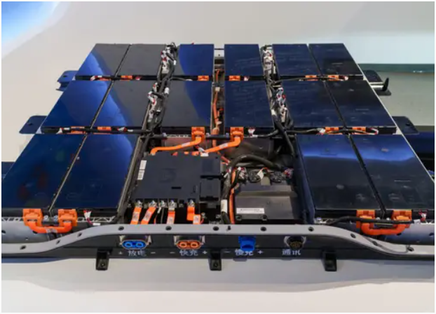 该团队通过原位自由基聚合开发出一种独特的凝胶电解质。（图示）