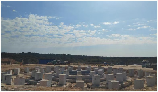 图为尾矿浓密机基础施工现场