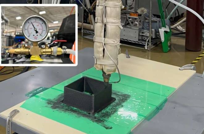 右图所示,真空辅助挤压技术应用于大规模增材制造,以减少打印部件的孔隙率。左图所示,为真空辅助挤压的特写