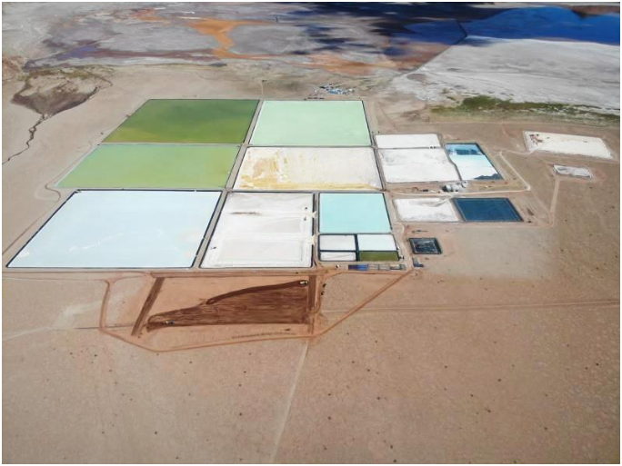 图为合作开发的盐田。中国科学院青海盐湖研究所供图