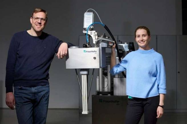 Thomas Waschkies 和 Andrea Mross 因开发 AloX 移动超声测量系统而荣获 2025 年约瑟夫·冯·弗劳恩霍夫奖