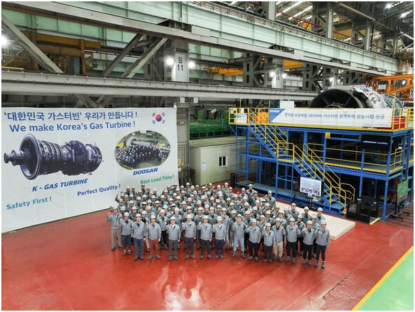 在斗山能源昌原总部建设的燃气轮机专用试验场举行的380MW燃气轮机额定负荷性能试验成功纪念仪式上，副会长郑延仁、电力服务BG负责人孙升宇等主要负责人拍摄纪念照