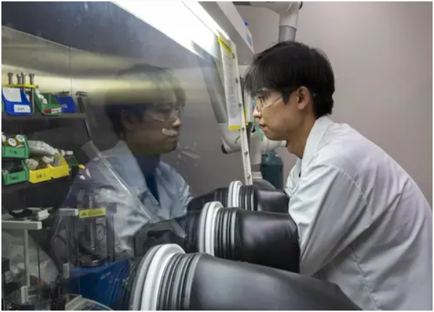 尹孙根在麦克道尔实验室的手套箱内工作，处理新型固态电池中使用的软金属材料。  克里斯托弗&middot;麦肯尼/佐治亚理工学院