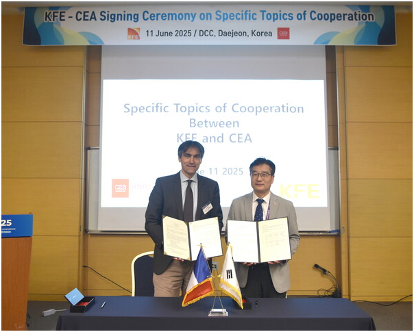 合作仪式签约后，法国原子能委员会主任杰罗姆&middot;布卡洛西与核聚变研究所所长吴永国（左起）合影留念 