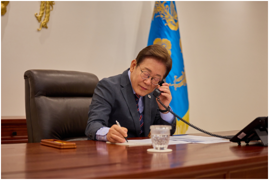 韩国总统李在明周四在首尔办公室与越南国家主席梁强通电话。(图片来源:韩联社)