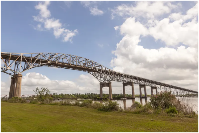 卡尔卡修河大桥全长 2 公里,于 1952 年通车,为拱形悬臂桥,主跨采用铆钉连接的沃伦贯通桁架,位于查尔斯湖和韦斯特莱克之间的 10 号州际公路上(图片© Typhoonski/Dreamstime)